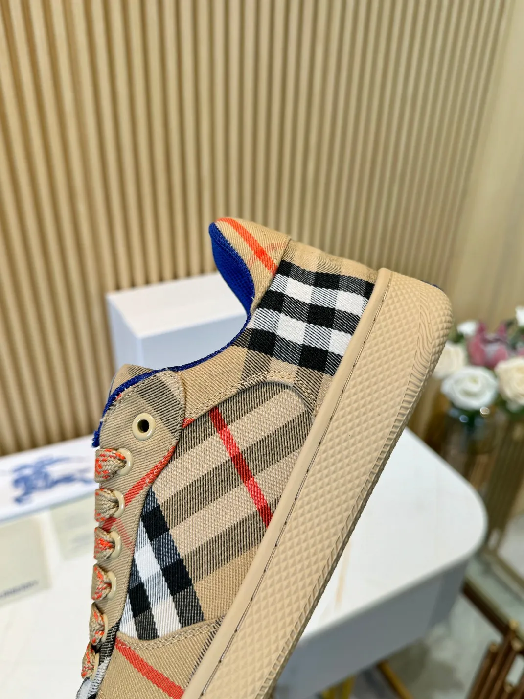 Men's men's shoes 💰560 Burberry's 2024 hot model is released. After three years, the classic plaid returns. It is versatile and decorated with worsted Burberry plaid pattern. Featuring a mesh lining and checkered laces, the rubber sole features the archive Burberry monogram. From Burberry's iconic collection, these wardrobe staples are interpreted with the brand's signature style.   ✅Fabric: classic cotton ✅Lining: original board lining, silk cowhide lining ✅Outsole: TPU ✅Color: apricot ✅Code number: 35-45 for men and women (35, 45 customized)